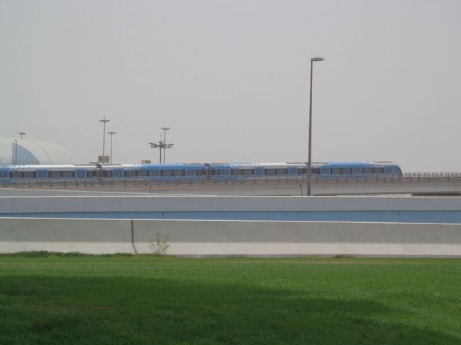 ホテルから見えるドバイメトロ<br />ところで皆様、話は変わりますが、エミレーツ航空に機内持ち込み荷物制限があるのはご存知でしょうか？<br />私達は、ロスバゲが嫌なので機内持ち込み用のスーツケースを1人1台持って行くのですが、エミレーツはスーツケースのサイズではなく、重さの制限があります。確か、１人7.9kgです。（スーツケースとハンドバック全て含めての重さです）<br />成田空港では、１Kgもおまけしてもらえませんでした。<br />よって、強制的に荷物を預けることに。<br />喘息の薬が必要だったり、緑内障で時間ごとに目薬を点眼する必要のある方等、絶対に自宅で荷物をご準備下さい。<br />私達は、重さのリミットを知らなかった為、当日成田空港で預け入れの荷物を選別する必要性に迫られました。<br />慌てた結果、絶対に必要だった薬を謝って手元から離してしまったのです。<br />ドバイでも、リスボンでも重さは一切チェックされなかったのに、<br />成田だけは、物凄く厳しいです。スタッフの態度も成田が一番横柄で不親切でした。<br />しかーも！！帰りの便で、発生してしまったのです。<br />戦慄のロストバゲージが！！！<br />詳細は後ほど。。<br />皆様、エミレーツの機内預け入れ荷物、及びロスバゲには十分ご注意下さいませ。<br />ちなみに、エミレーツの機内エンターテイメントは素晴らしく(映画、ドラマあわせて100以上のチャンネルあり)機内の座席のスペースも他の航空会社より広々としていたので、その点では大満足でした。