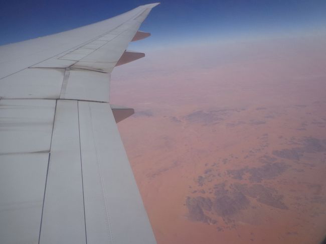 去年のトルコ航空では、飛行中窓のシェードをあげる事は許されなかったけれど、エミレーツは自由。<br />おかげで上空の写真を沢山撮りました。<br />ドバイを離陸し、サウジアラビア辺りは砂漠地帯が途方もなく続く<br />不安になるほど、緑も湖も街も何もない、茶褐色の大地。<br />過酷な気象条件下で生きていく為には戒律の厳しいイスラム教が必要だったのだろう。上空から地形を見ていて、ふとそう思った。