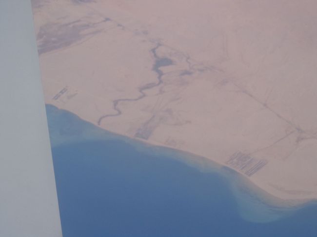 これは、確か。。。エジプトよりずっと手前<br />紅海よりも手前<br />ホルムズ海峡なのでしょうか？<br />いきなり青い海が見えて慌ててカメラを向けた<br />