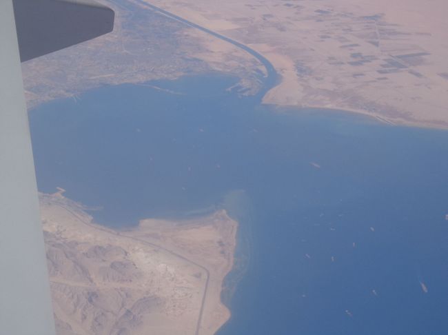 茶色に目が馴染んでいるせいで<br />海の青い色が目に染みる