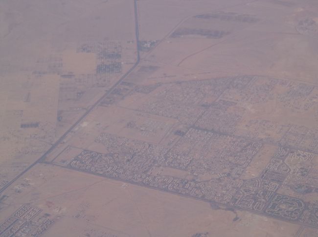 まっすぐひかれているのは川？道路？