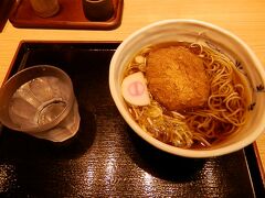2016.07.30　神田
駅ナカのそば屋で朝食。薄いだしのうどん文化圏なので、関東のそばは“旅行気分”なのだ。高かったがサトイモのコロッケを載せた。