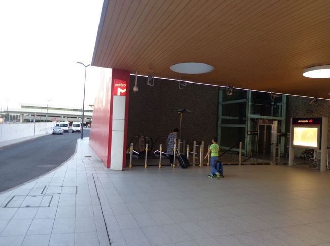 空港の隣にはすぐメトロが<br />レッドラインで終点のサンセバスチャン(Sao Sebastiao)に向います<br />駅の数は結構ありますが、１駅の区間が短いので、それほど時間はかかりませんでした。