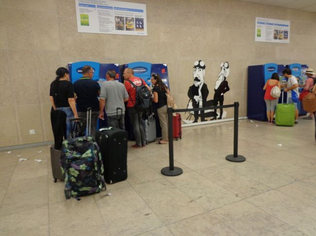 切符購入<br />０．５ユーロで紙で出来たスイカのようなものを購入し、<br />そこにチャージして使います。<br />地下鉄は１．４ユーロ<br />何通りか使い方があります。<br />私達は、2種類発行し、１つはチャージ用、もう１つは1日券用と使い分けました。