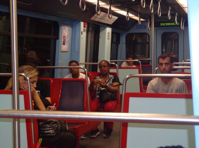 地下鉄の中<br />私達が行った時だけかもしれませんが、リスボンの街は、東洋人自体が少なかったです。<br />中国人は少し、日本人はたまにしか見かけませんでした。<br />そういう街にありがちな「ジロ見」が何故かリスボンではあまりなかったのです。嫌な思いも全くしませんでした。<br /><br />