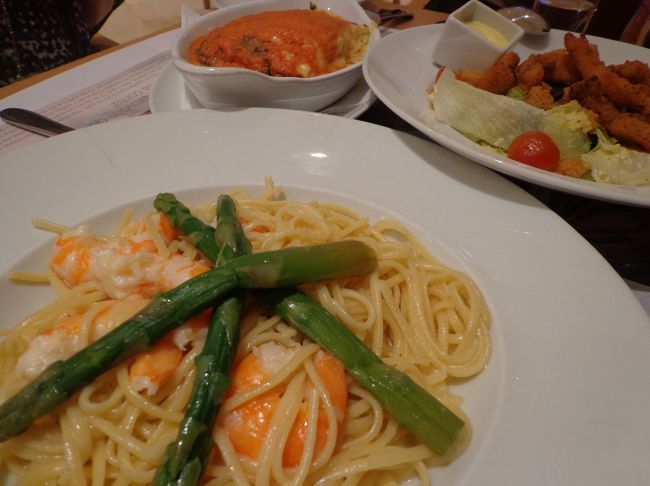 地下鉄サンセバスチャン駅に直結しているスペイン系のデパート　エルコルテイングレス　（El Corte Inglés）の６階（階数はうろ覚え）にはレストランがあります。そこでパスタやラザニア、サラダを注文し、夕食にしました<br />同デパートの地下階には、ポルトガルのお惣菜、寿司、ハーゲンダッツ等色々揃っていて便利です。大きいスーパーもありました。<br />