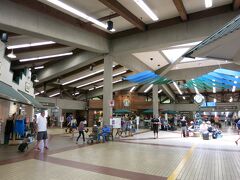 マウイ島のメイン空港、カフルイ空港。
ハワイ島のコナ空港と違い、しっかりしている。

ちなみに、ハワイといえばホノルルのあるオアフ島がもっとも有名。
日本人にとっては次に人気があるのは火山のあるハワイ島。
しかし、アメリカ人にとってはマウイ島の方が人気がある。
本土から直行便が出ていることもあり、オアフ島の次に観光客が多いのはマウイ島で次いでハワイ島となっている。
ハワイ島のコナ空港ではあちこちで日本人を見かけてたが、マウイ島のカフルイ空港では日本人はあまり見かけない。