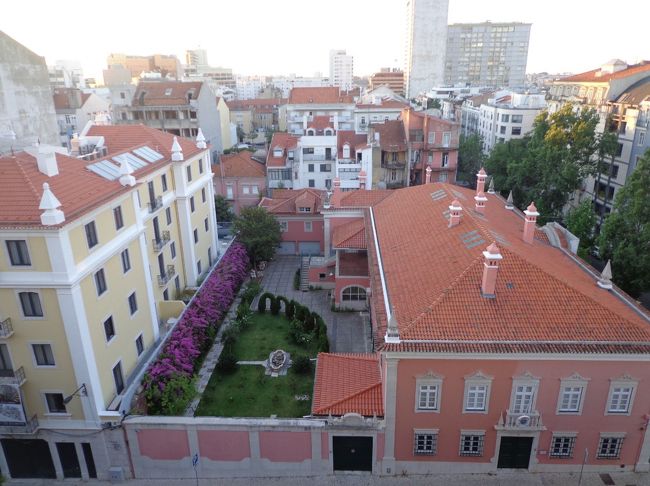 向いには豪邸が<br />何かの施設でしょうか