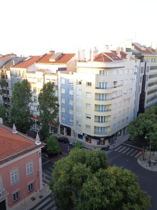 ３日目（リスボン２日目）<br />ホテルの部屋のカーテンを開けると、まぶしくてクラクラする<br />部屋からの景色