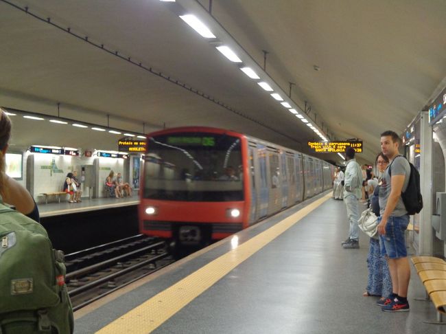 地下鉄も結構頻繁に走っている<br />向ったのは