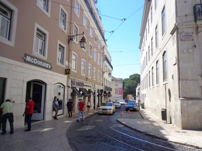 トラムのマークのある停留所を発見し、しばらく待つ<br />が、トラムは一向に来る気配がない