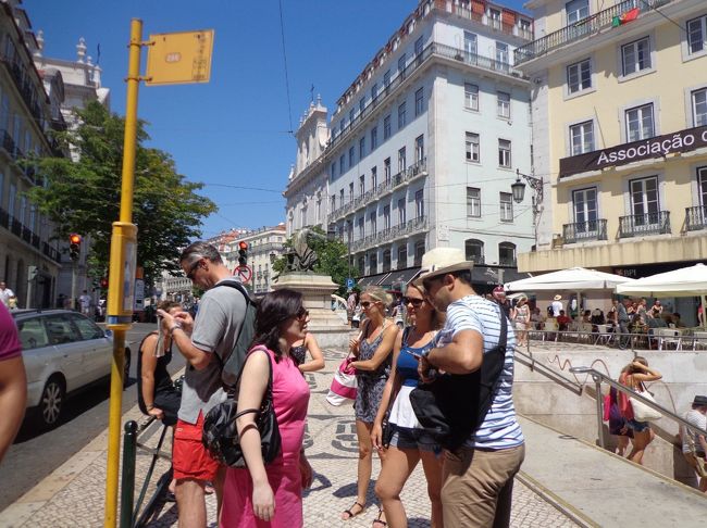 いきなり、緑色のトラムがやって来た。<br />「Tram Tourトラムツアー」と書いてある。<br />試しに運転手に聞いてみると、「1日券じゃ乗れないよ。1人12ユーロ」との事。<br />ええい、時は金なりだ。<br />乗ってしまえぇ！