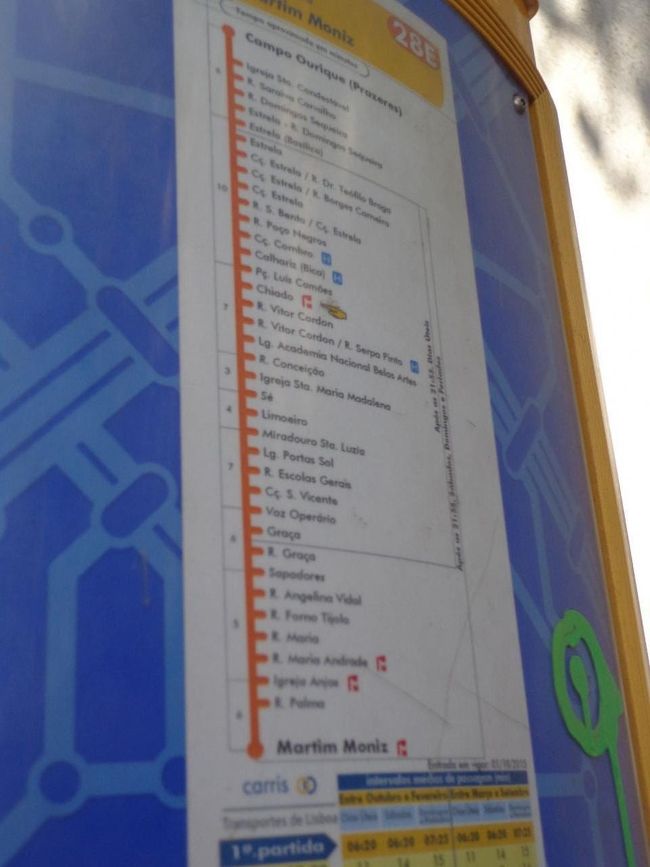 他の人達が移動するので、着いて行ってみた。数十メートル先にトラムの停留所がある。トラムが来た！<br />残念なことに満員。<br />次のトラムも満員。。<br />このまま、ずっと乗れないのかなぁ。