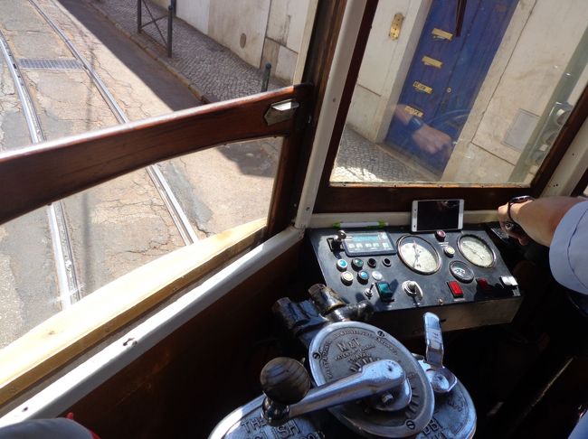 運転手さん、足のペダルでカンカンとベルを鳴らし、トラムはぐんぐん坂道を上ります