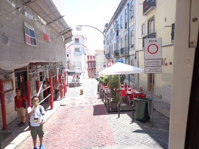 暑いので、飲み物でも買おうとお店に入った<br />店員さんに日本人かと聞かれる。<br />お店のお兄さんはネパール出身。過去に日本語を勉強した事があるそうで、覚えているフレーズを披露してくれた。ちょっと緊張気味だったのが、かわいい。<br /><br />