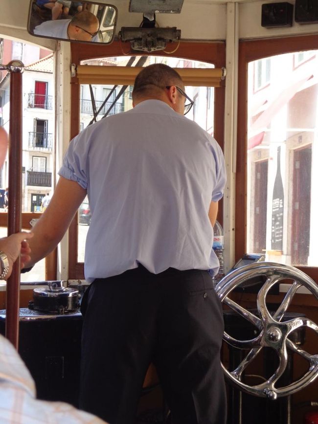 こちらの運転手さん、すれ違うトラムの運転手さんと挨拶するだけでなく、物を投げ合っていました。残念ながらキャッチできず。<br />ユルい感じが微笑ましい<br />