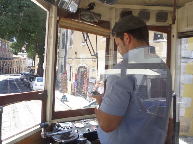 今度のトラムの運転手、スマホに熱中しながら運転<br />こういうスリルは嬉しくない<br />運転に集中しましょう！<br /><br />