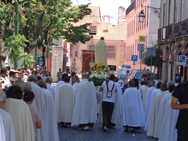 お葬式ではないですよね？<br />沢山の人たちが集まって写真を撮っていた<br />その後、サンタジュスタのエレベーターを目指して歩く<br />と、何故か階段が。<br />階段をえっちらおっちら上がっていくと。。