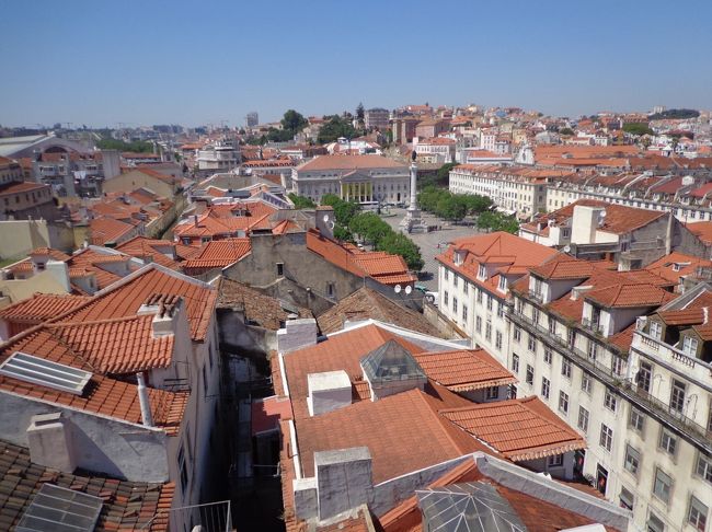 あ、あれー？サンタジュスタ（Elevador de Santa Justa）のエレベーターの展望台の上じゃないですか！<br />どういう事？<br />エレベータに乗らずして、裏道の階段を使って到着してしまったらしい。<br />