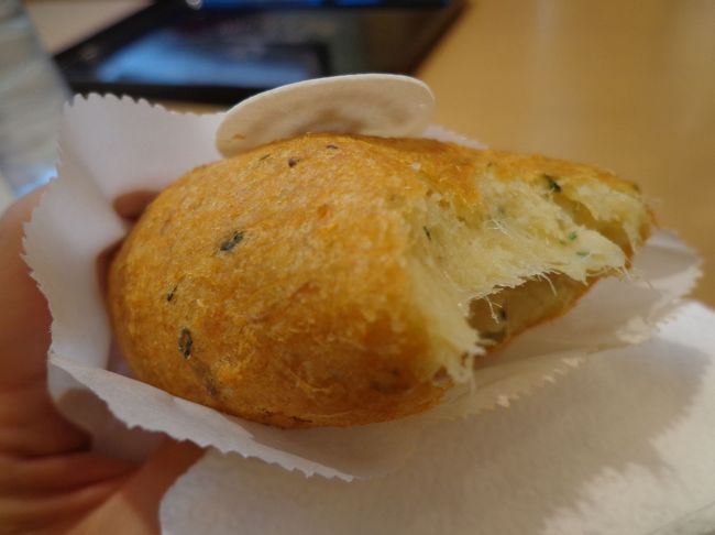 中にはとろーりチーズ入り　<br />でもこのチーズ、ちょっとクセのある味<br />私は個人的に好きだったケド