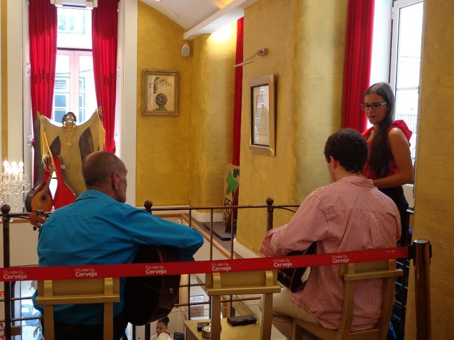 <br />これは、もしかして。。。<br />ファド？<br />ファドですか？ファドですよね？<br />お姉さまの声量、ハンパない<br />