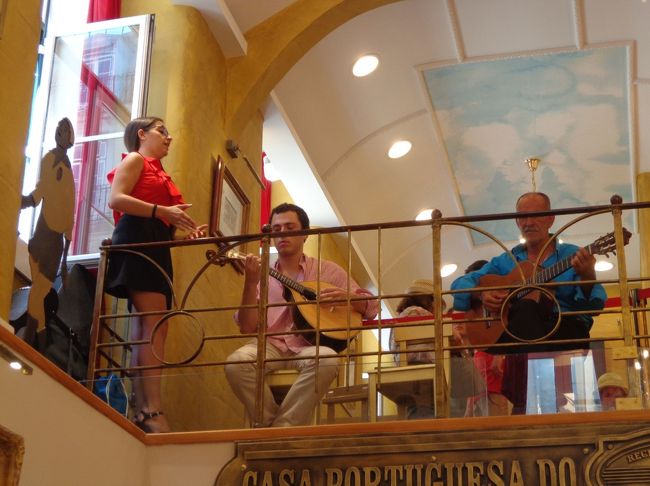 コロッケ数個とジュースしか頼んでいないのに<br />思いがけず、ポルトガルの音楽に触れる事ができました