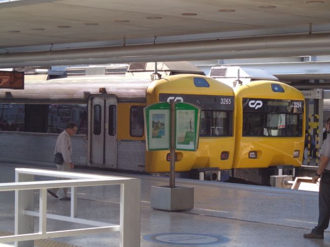カイスドソドレ駅（Estacao do Cais do Sodre）<br />写真の電車には乗りません。乗るのは