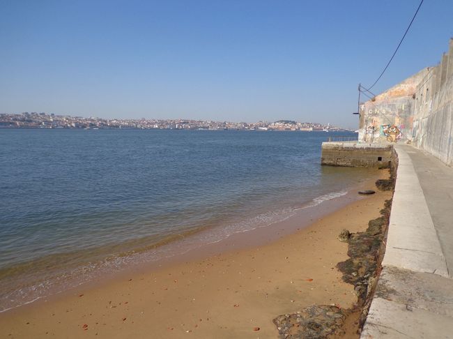 暑い中、ひたすら歩く　<br />息子「ねー、どこに行くの」<br />旦那「暑いよー。引き返そうよ」<br />非難を浴びても、行ってみたい場所があるのです。<br />地図も持っていないけど、たぶんこの方角だという当てずっぽうの勘をたよりに10分以上歩きます