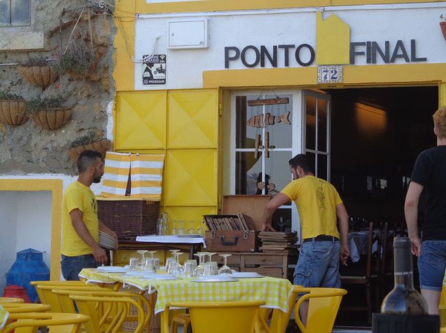 「予約はあるのか？」と面倒くさそうに言うウェイターさん<br />「い、いいえ」怯む私<br />見ると、予約のふだがいっぱい<br />「1時間ちょっとしかないけど、それでもいいか？」と聞かれる<br />実はあまりお腹がすいていないので、「OK」と答える