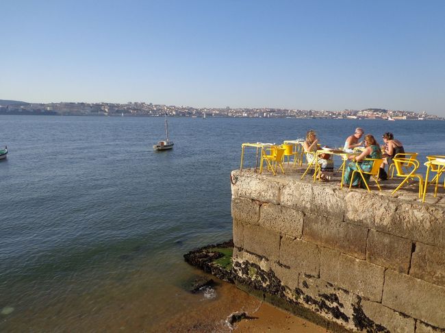 日陰を探す日本人<br />日向に立ち向かっていく欧米人