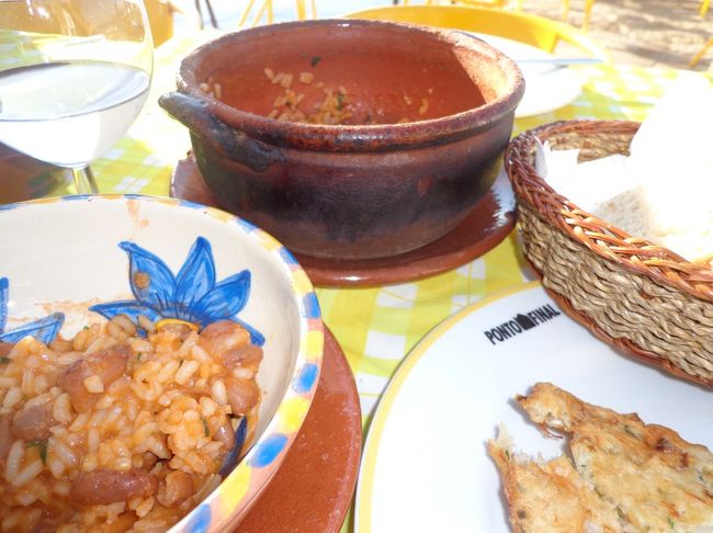 はっ！<br />肝心な料理の写真を撮り忘れる<br />随分食べたところで、「写真！」と気づく<br />無残な食事シーンで申し訳ありません<br /><br />魚のすり身の天ぷらに豆のリゾットがついてくる<br />リゾットの量が多いので、お腹いっぱいに