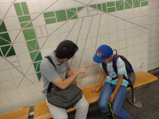 フェリーで戻り、地下鉄を待つ<br />10歳の息子よ　一体いつまで「あっちむいてホイ」で遊ぶのか。。