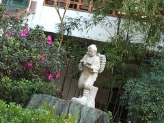 おおおおっ〜〜！

ブラジルに『二宮尊徳』大先生像が......

※尊徳・金治郎像(wikiより...)
日本各地の小学校などに多く建てられた、「薪を背負いながら本を読んで歩く姿（「負薪読書図」と呼ばれる）」に関する記述は、明治14年（1881年）発行の『報徳記』が出所。ただ『報徳記』の尊徳幼少期の記述は信憑性が薄く、このような姿で実際に歩いていたという事実があったかは疑問が残る......

昔の日本人は、何でもすぐに美談化したがります.....今でもか....