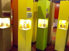 【＝文協・日伯移民資料館（東洋人街／リベルダージ／サンパウロ）＝】

【活動はすべてボランティア会員により営まれており、32の専門委員会が日本文化の普及、移民史料の保存・研究、各種交流を中心に、様々な年間事業や日本の伝統行事の実施、要人接待、文化施設（移民史料館、日本館、図書館、国士舘大学スポーツ・センター）の運営管理などにあたっています。】.....との事です。


写真：移民とは切っても切り離せない「コーヒー」に関しての展示。移民たちの多くは、当時の世界的な珈琲ブームに乗って、担い手としてこの地にやってきという歴史があります。