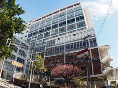 リベルダージ駅から、ガルボンブエノ通りを真っ直ぐ下りて行きます。バンデランティス病院を左側に見ながら、更に進むと、ニッケイホテルが現れます。

そこからワン・ブロック進むと、「サン・ジョアキン通り」に到達。

