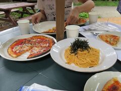 夕食は豪華？なので、昼食は軽めにピッツァ２枚とパスタをシェア。
他のお店にはお客さんがそれなりにいましたが、こちらのお店は場所が悪いのか誰もいませんでした。
味はまずまず。