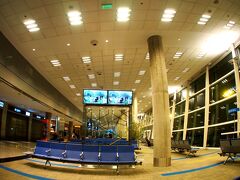 外から見るとボロくて小さい空港なのですが、中に入ると、ご覧のように天井は高く、非常に綺麗な空港です。