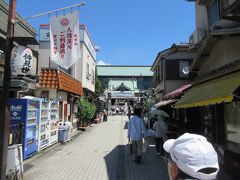 深川公園脇の小道を通って、深川不動堂にお参りします。
深川不動堂は、千葉県成田市にある大本山成田山新勝寺の東京別院で、古くより「深川のお不動様」と親しまれてきたそうです。その開創は元禄１６年と伝わり、成田山の御本尊を江戸に奉持し特別拝観したことに始まるとのことだそうです。
つい見入って写真を撮り忘れてしまったのですが、境内や本堂内は沢山見所があり、地域の人たちの心の拠り所になっていることを伺わせるとても良い雰囲気で、門前仲町に来たら是非訪れたいところの一つかと思います。
http://www.fukagawafudou.gr.jp/index.html
