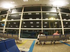 ここは早朝のエアロパルケ空港（正式名：ホルヘ・ニューベリー空港）国内線専用の空港です......。