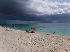 海の色がきれい！
なのですが、雲行きが怪しい･･･。