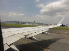 定刻に出発です。子供もちらほら見えます。夏休みでしょう。
淡路島、四国(徳島)、宮崎県、鹿児島の東側海上を飛行しました。
開聞岳（標高924m）もくっきり見えました。