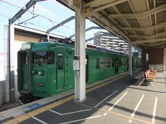 東舞鶴駅に到着、山陰本線直通の舞鶴線に乗り換え、福知山に向かいます。