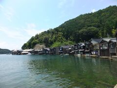 天橋立より北にある小さな漁師町ですが、舟屋で有名。道路と反対側は海に面していて、１階に小舟を収納し、２階は住居となっている独特の建物。