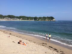 海開き前ですが泳いでいる人みます、海気持ちよさそうですが海水は外房ですのでそこそこ冷たい