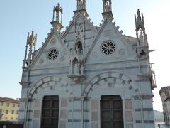 かわいらしいファサードのサンタマリア・デッラ・スピーナ教会