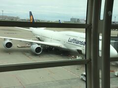 今回の旅はルフトハンザにて、フランクフルト経由でリスボンに入ります。
予定より１時間くらい早くフランクフルトに到着したものの、早く着きすぎて地上係員の方が来ていないと飛行機で１時間くらい待たされました。
実際は、フランクフルト空港に落雷があったとかで、バタバタしていら模様。