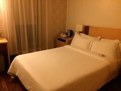 こちらのホテルに５泊しました。
リスボンの空港からホテルまでは到着が12時近かったこともあって、
タクシーに。
到着ロビーを出たところのタクシー乗り場に行列ができていて、ポリスが
誘導していたから大丈夫だろうと乗ったのに、48ユーロ取られた。
深夜割増があったとしても、ぼられた気がする。
みなさん、気をつけてください。

ホテルは最上階でアメニティも充実。綺麗で快適でした。
