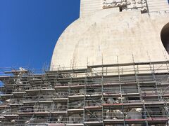 まずやってきたのは、発見のモニュメント。
ただ、外壁修理中のようで壁に彫られた、ヴァスコ・ダ・ガマやエンリケ航海王子がよく見えませんでした。
残念。