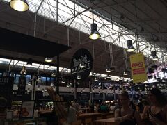 リスボンに戻ってきて、夕食をとリベイラ市場に来てみました。