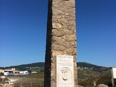 カモンイスの詩を刻んだ石碑です。
「ここに地果て、海始まる」